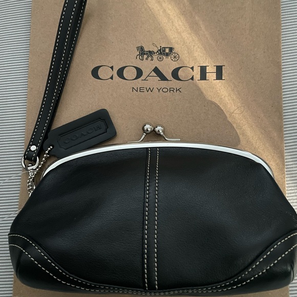 Coach Kisslock Black Leather Wristlet - Picture 2 of 9